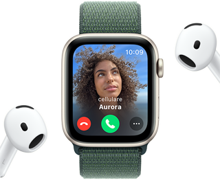 Un Apple Watch SE con una chiamata in arrivo sullo schermo, accanto a un paio di AirPods