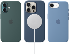 Alcuni accessori MagSafe per iPhone. Una custodia MagSafe in silicone verde lago per iPhone 16, una custodia MagSafe in silicone denim per iPhone 16 Pro con agganciato un caricabatterie MagSafe bianco, una custodia in silicone blu inverno per iPhone 16e